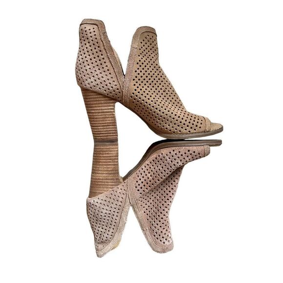 Lucky Brand Larise Tan Perforated Suede Ankle open toe Booties Size 8.5 - Picture 3 of 13